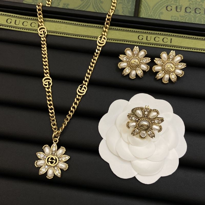 G*u*i necklaces